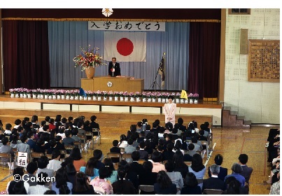 nyûgakushiki : cérémonie d'entrée à l'école en avril au Japon