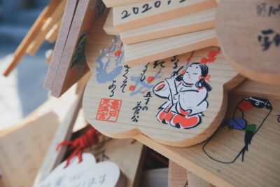 plaque votive au Japon : la tradition du ema/絵馬